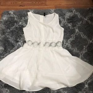 WHITE MIDDLE LACE DRESS